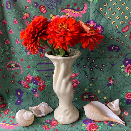 花束を持つ手 クリーム色の アメリカン ヴィンテージ フラワーベース