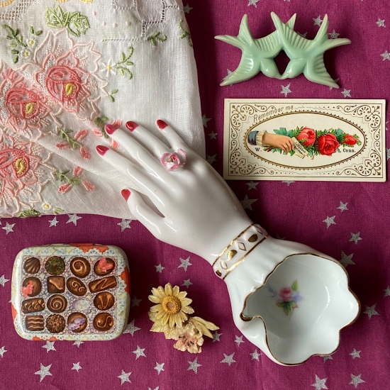 056 Lefton 細い指にバラの指輪 白い手のオブジェのポーセリンハンドトレイ