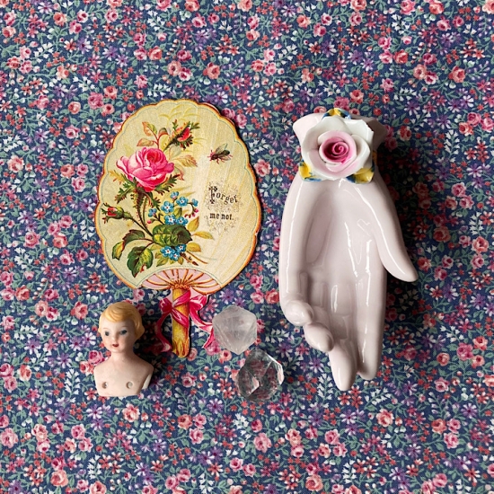 079小さな手にピンクのバラのポーセリンハンドトレイ