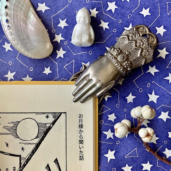 034そろえた指が愛らしい、緻密な装飾が見事な小さな銀色のハンド